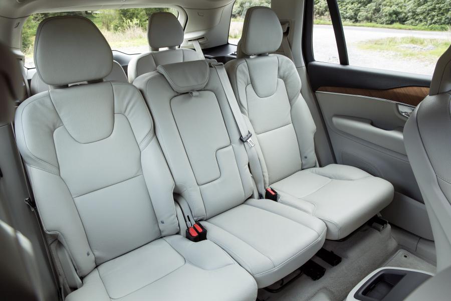  Volvo XC90 D5 Momentum 2015 года  (UK) (фото 18 из 30)